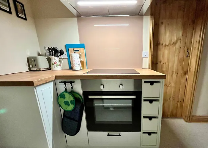 Chapter Cottage, Cheddleton Nr Alton Towers, Peak District, Foxfield Barns