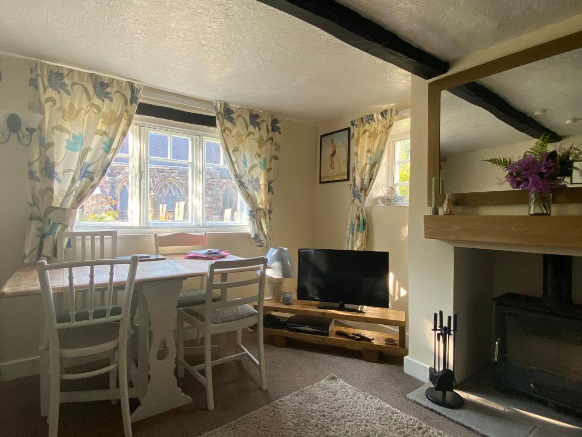 Chapter Cottage, Nr Alton Towers, Peak District, Foxfield Barns Cheddleton