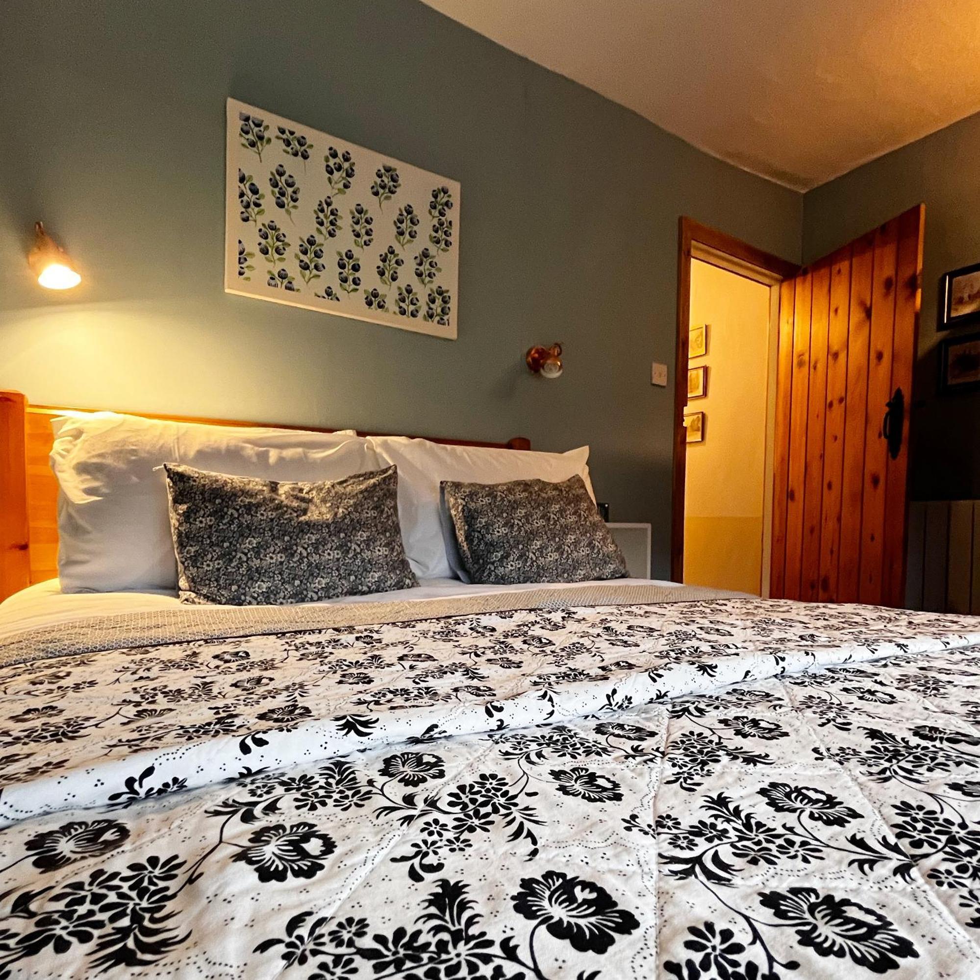 Chapter Cottage, Nr Alton Towers, Peak District, Foxfield Barns *