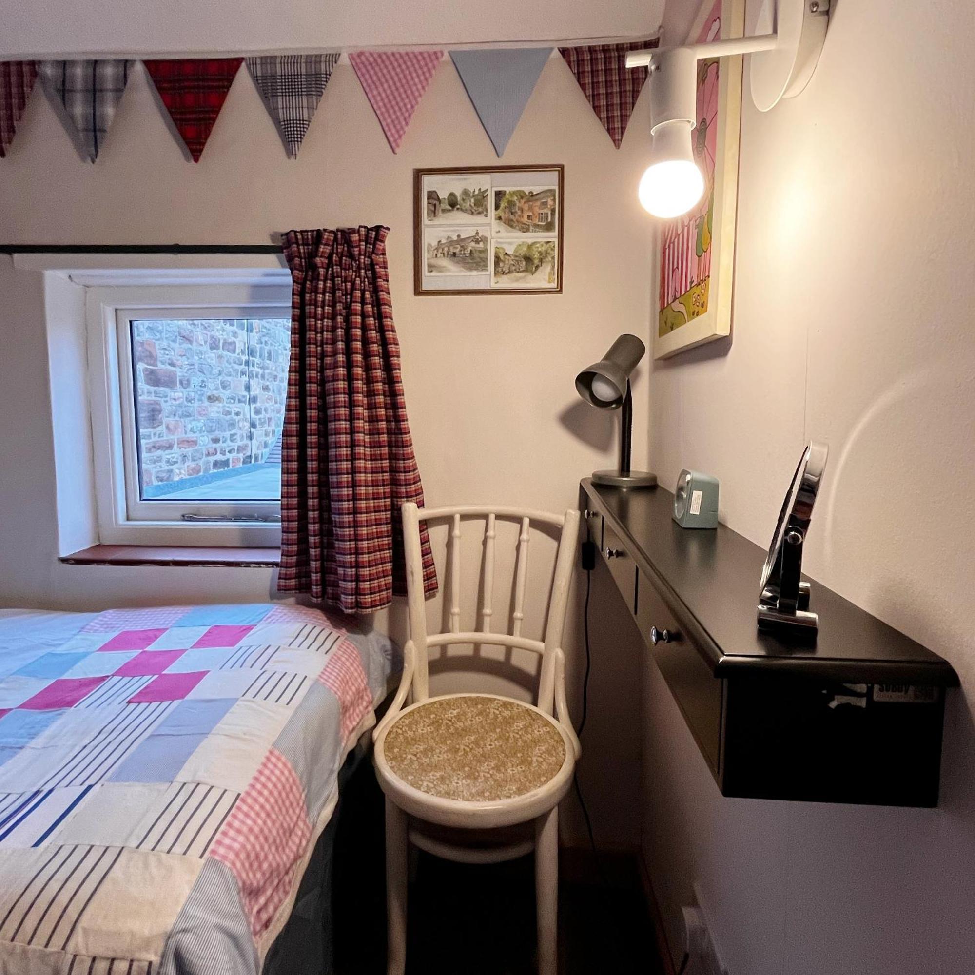 Chapter Cottage, Nr Alton Towers, Peak District, Foxfield Barns Holiday home Cheddleton